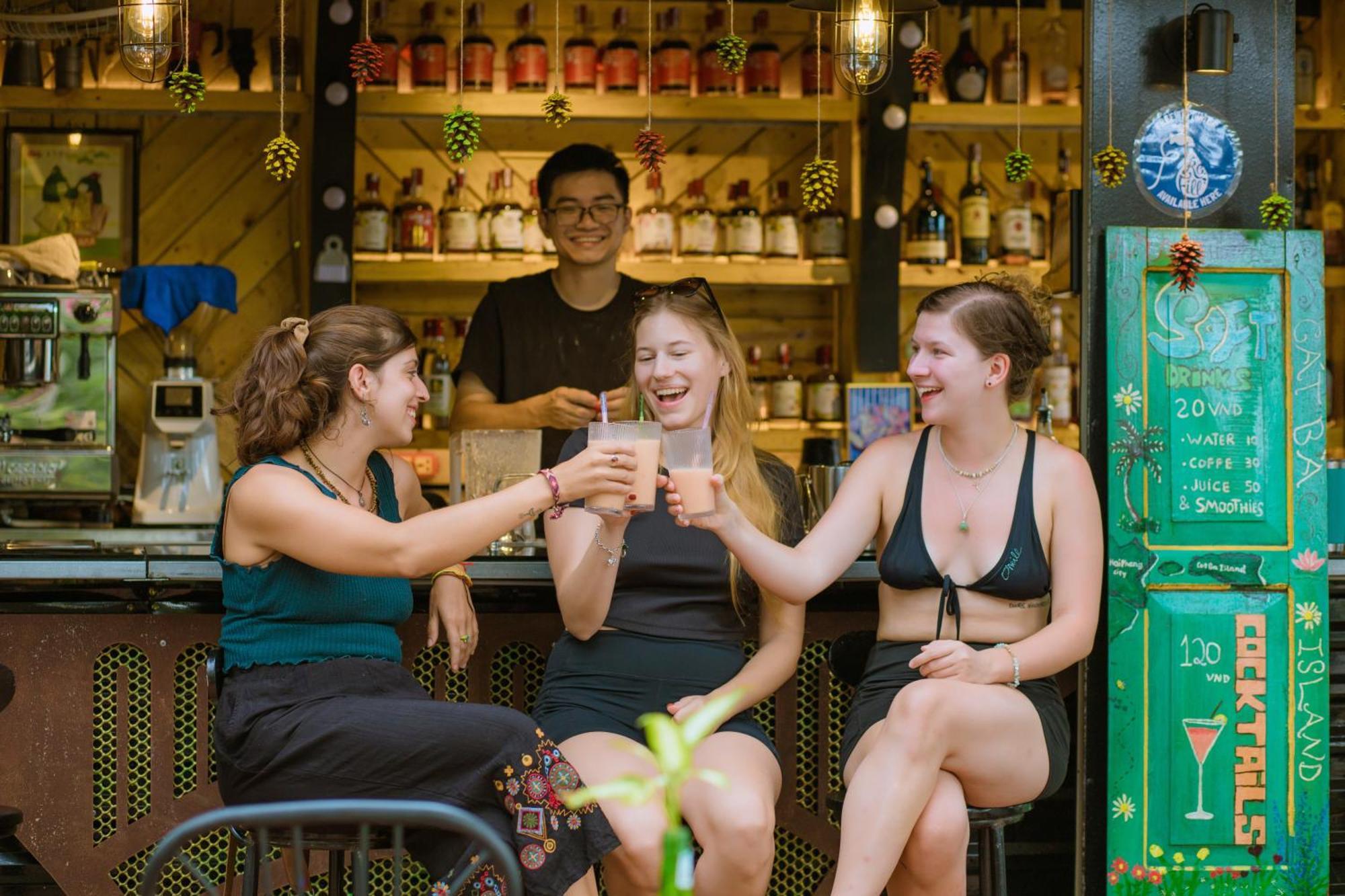 Xuan Dam Republic Hostel Cat Ba מראה חיצוני תמונה
