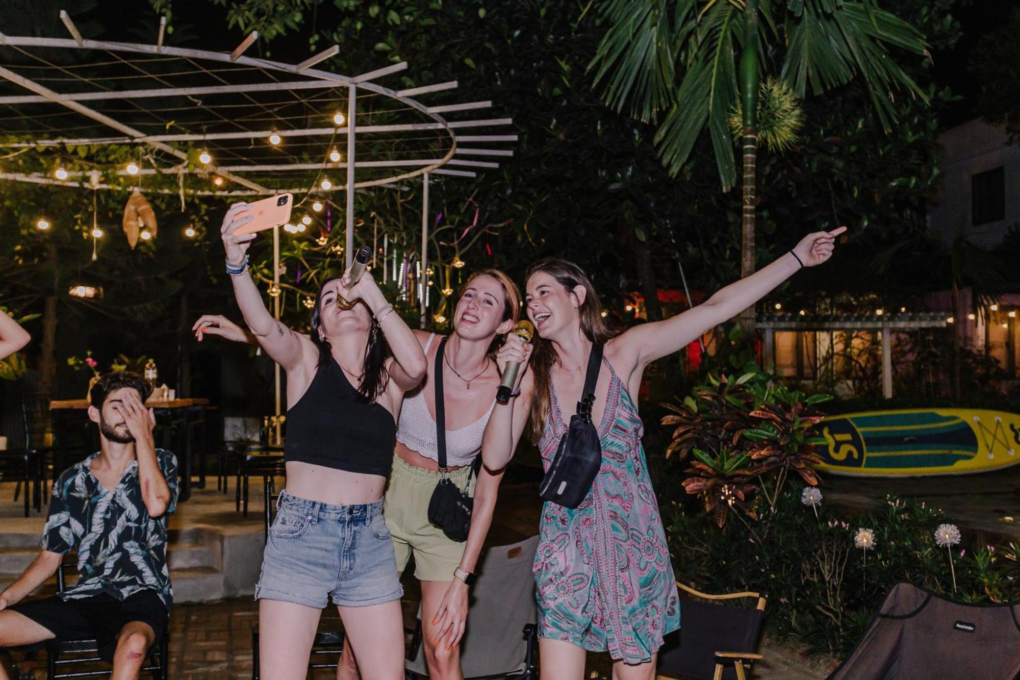 Xuan Dam Republic Hostel Cat Ba מראה חיצוני תמונה